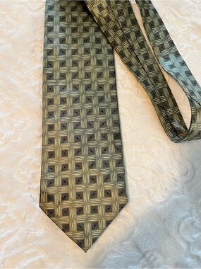 Chas Reed and co. Silk Men's Tie in Olive Green Geometric Pattern